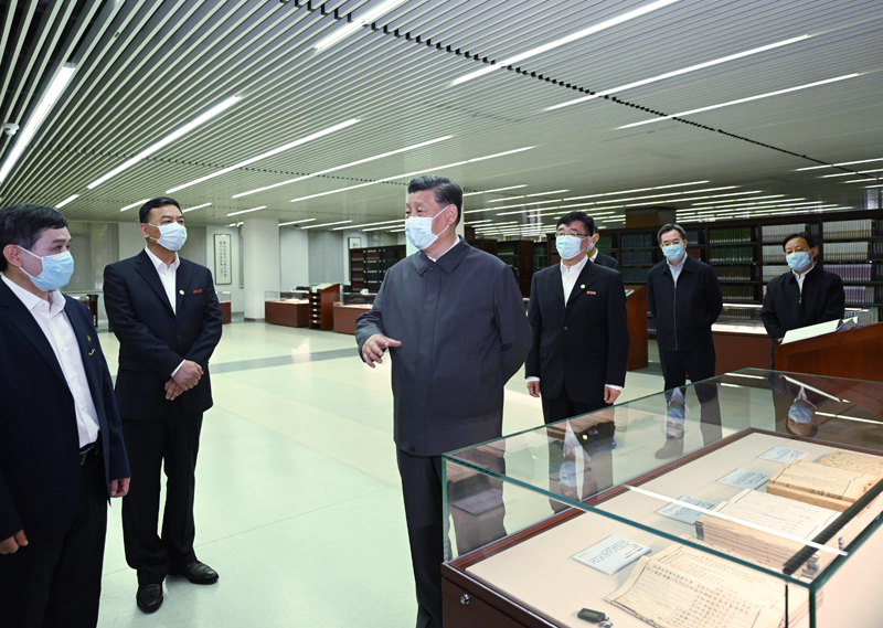 2022年4月25日，習(xí)近平來到中國人民大學(xué)考察調(diào)研。這是他在圖書館考察。