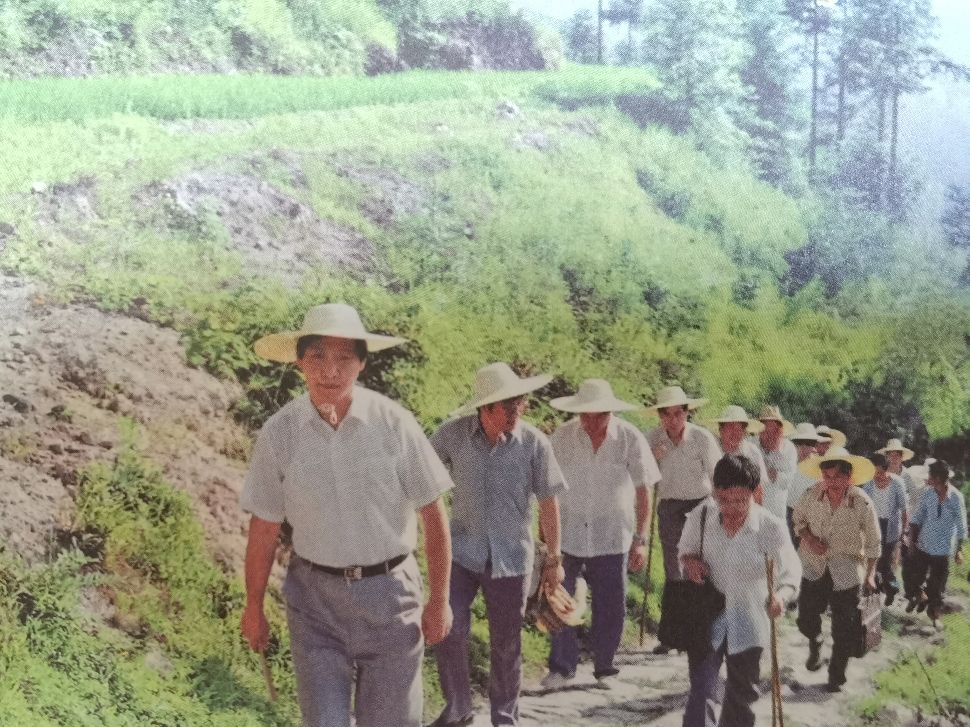 1989年7月，習近平冒著酷暑，帶頭步行到下黨鄉(xiāng)調(diào)研。