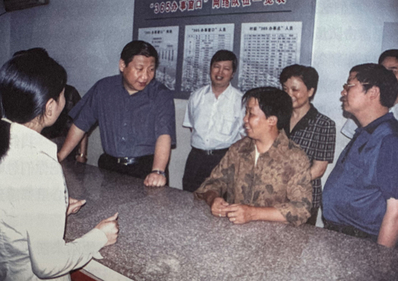 2003年6月，習近平在浙江金華市磐安縣新渥鎮(zhèn)“365辦事窗口”調研。
