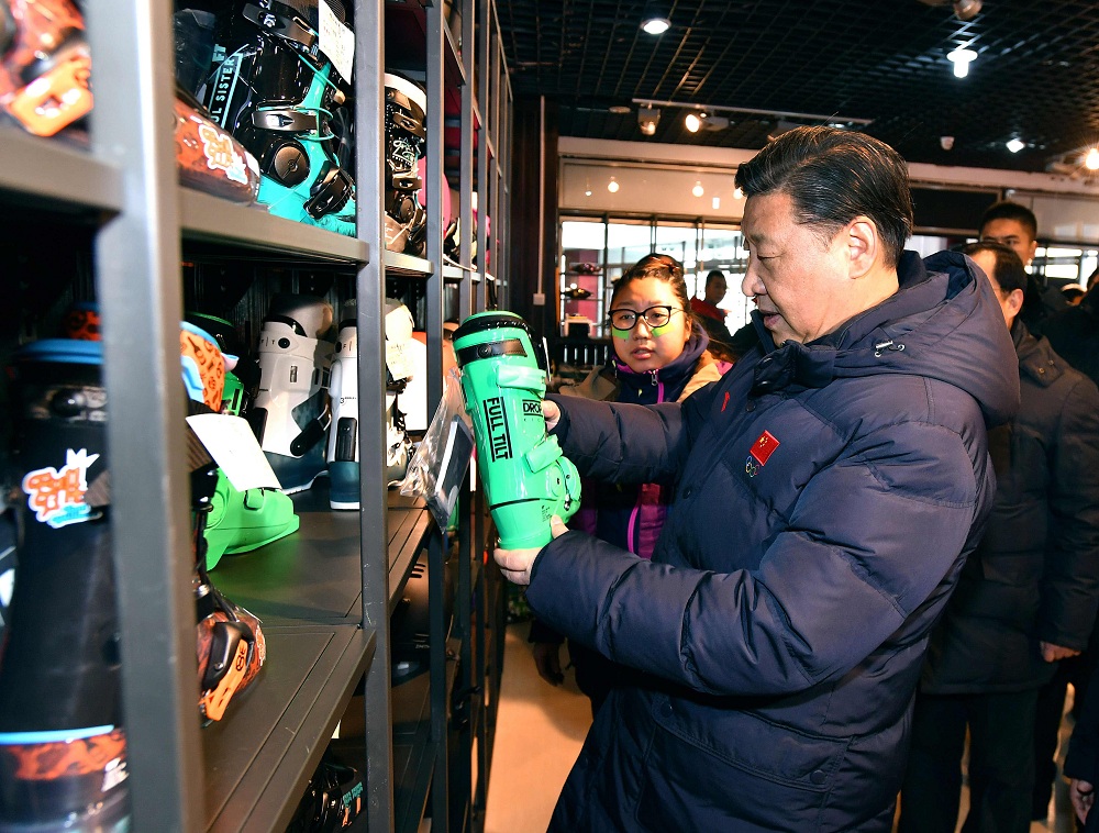 2017年1月23日，習(xí)近平總書記在河北省張家口市云頂滑雪場(chǎng)雪具大廳了解各式雪具的不同功用。
