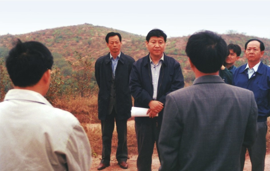 1999年11月，習(xí)近平在龍巖市長(zhǎng)汀縣河田水土流失治理區(qū)調(diào)研。圖源：《習(xí)近平在福建（下）》