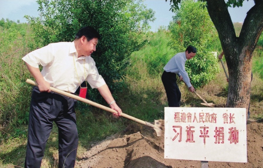 2001年10月，習(xí)近平在龍巖市長(zhǎng)汀縣調(diào)研水土流失治理工作，在河田世紀(jì)生態(tài)園為樹(shù)培土。圖源：《習(xí)近平在福建（下）》