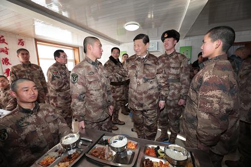 2014年1月26日中午，習(xí)近平來到連隊(duì)食堂，同戰(zhàn)士們一起用餐。新華社記者 李剛 攝