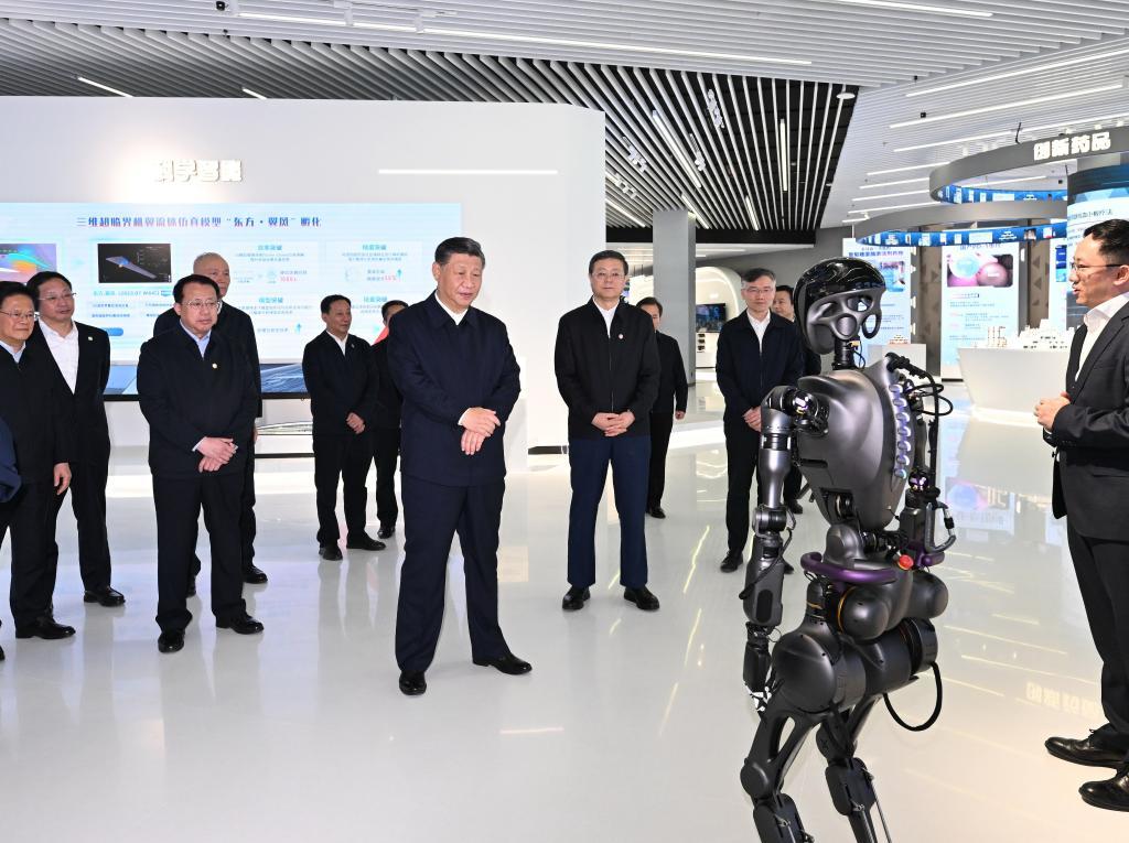 2023年11月28日下午，習近平在浦東新區(qū)張江科學城參觀上?？萍紕?chuàng)新成果展。新華社記者 謝環(huán)馳 攝