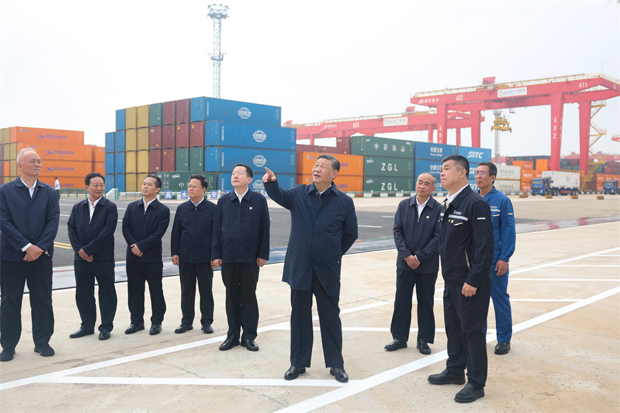2024年5月22日至24日，中共中央總書記、國家主席、中央軍委主席習(xí)近平在山東考察。這是22日下午，習(xí)近平在日照港察看全自動(dòng)化集裝箱碼頭作業(yè)場景。新華社記者 鞠鵬 攝